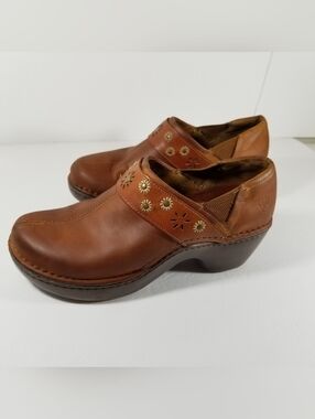 Ariat Westlake Clogs Women's 9B Brown Leather Floral Cutout Studded Cowgirl